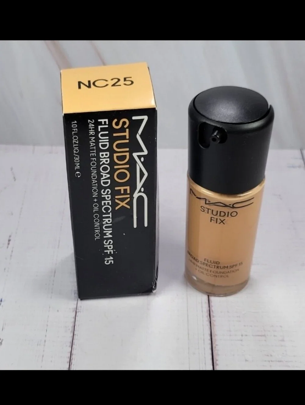 MAC Studio Fix Fluid 24 HR Matte Foundation NC25 BNIB